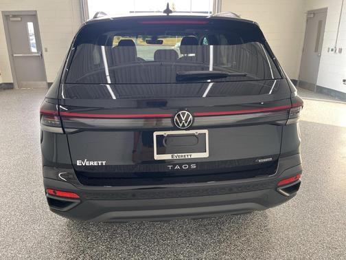 2026 Volkswagen Taos SE Black