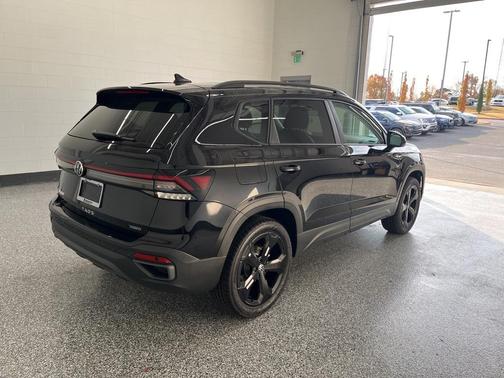 2026 Volkswagen Taos SE Black