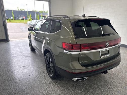 Avocado Green Pearl 2026 Volkswagen Atlas 2.0T SE w/Technology 4MOTION