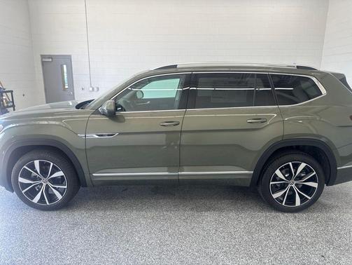 Avocado Green Pearl 2026 Volkswagen Atlas 2.0T SEL Premium R-Line 4MOTION