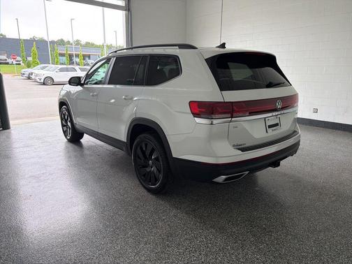 Opal White Pearl 2026 Volkswagen Atlas 2.0T SE w/Technology 4MOTION