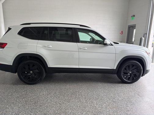 Opal White Pearl 2026 Volkswagen Atlas 2.0T SE w/Technology 4MOTION