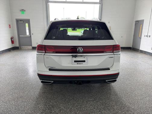 Opal White Pearl 2026 Volkswagen Atlas 2.0T SE w/Technology 4MOTION