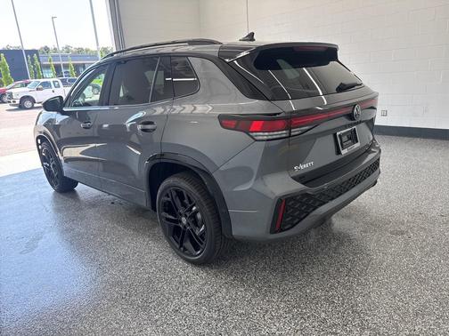 2025 Volkswagen Tiguan 2.0T SE R-Line Black 4MOTION