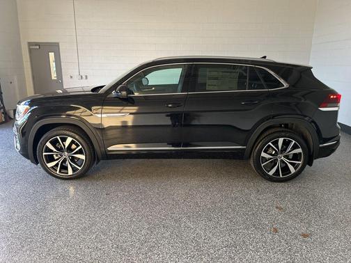 deep black pearl 2026 Volkswagen Atlas Cross Sport 2.0T SEL Premium