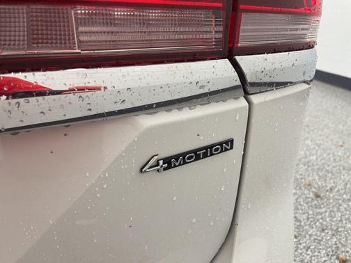 Opal White Pearl 2026 Volkswagen Atlas 2.0T SE w/Technology 4MOTION