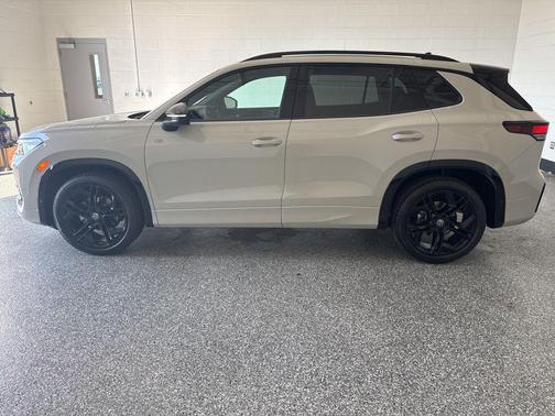 sandstone 2026 Volkswagen Tiguan 2.0T SE R-Line Black