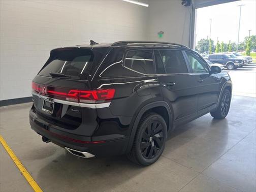 2025 Volkswagen Atlas 2.0T SE w/Technology 4MOTION