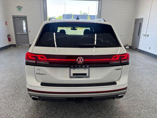Pure White 2025 Volkswagen Atlas 2.0T Peak Edition