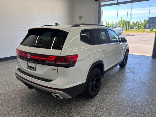 Pure White 2025 Volkswagen Atlas 2.0T Peak Edition