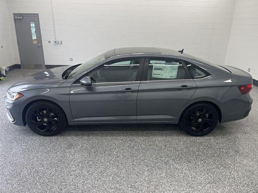 Platinum Gray Metallic 2026 Volkswagen Jetta 1.4T SE