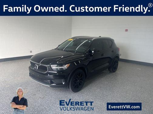 2022 Volvo XC40 T5 Momentum