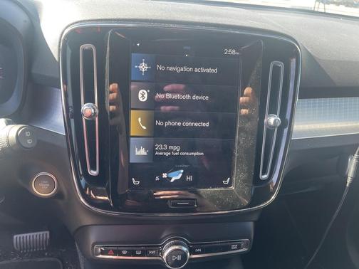 2022 Volvo XC40 T5 Momentum