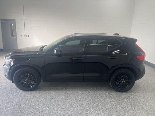 2022 Volvo XC40 T5 Momentum