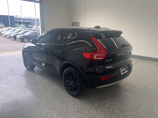 2022 Volvo XC40 T5 Momentum