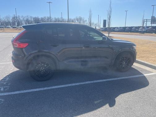 2022 Volvo XC40 T5 Momentum