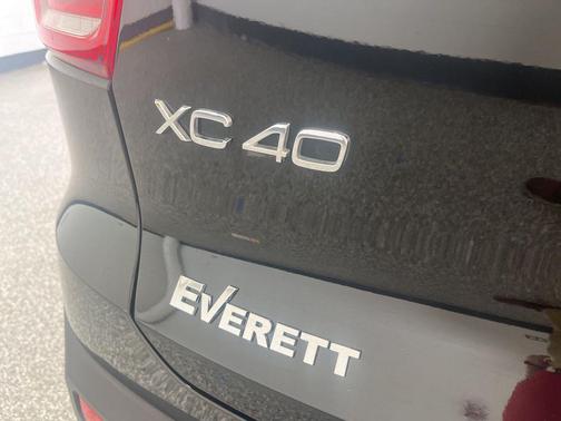 2022 Volvo XC40 T5 Momentum