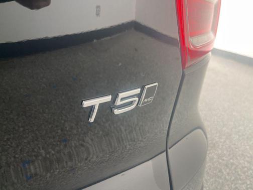 2022 Volvo XC40 T5 Momentum
