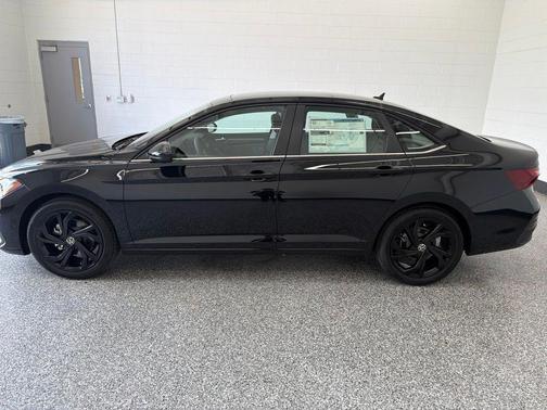Deep Black Pearl 2026 Volkswagen Jetta 1.4T SE