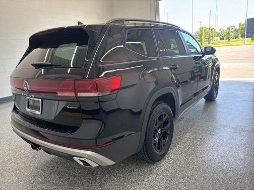 DEEP BLACK 2026 Volkswagen Atlas Peak Edition