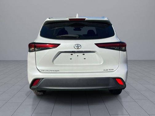 Pearl 2022 Toyota Highlander XLE