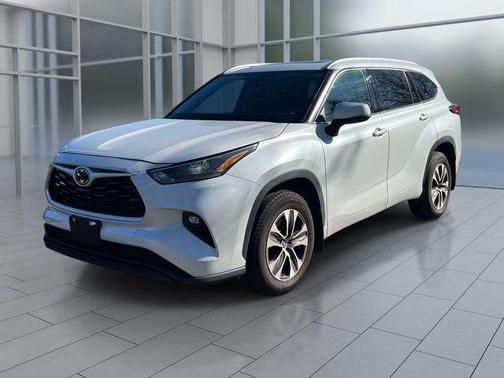 Pearl 2022 Toyota Highlander XLE