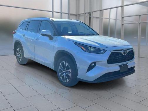 Pearl 2022 Toyota Highlander XLE