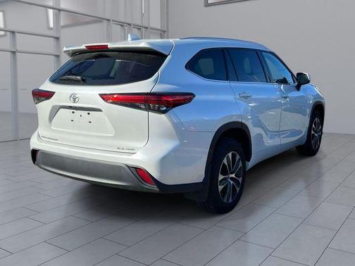 Pearl 2022 Toyota Highlander XLE