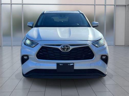 Pearl 2022 Toyota Highlander XLE