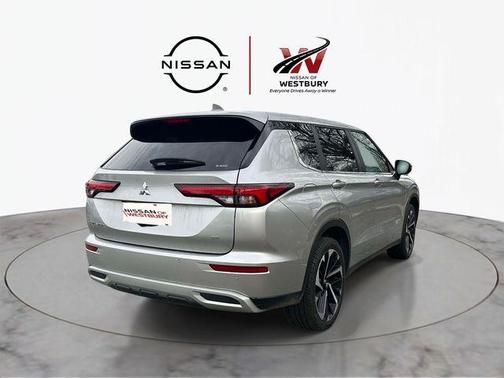 Silver 2024 Mitsubishi Outlander SE