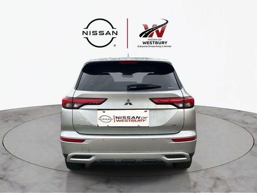 Silver 2024 Mitsubishi Outlander SE