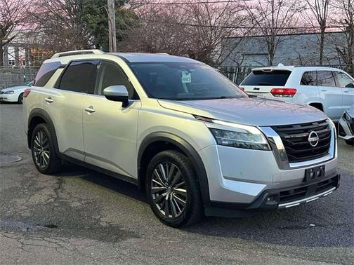 2023 Nissan Pathfinder SL