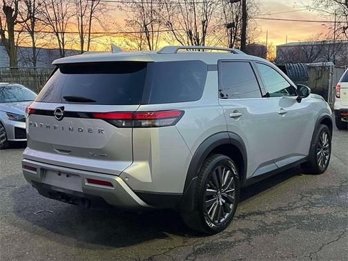 2023 Nissan Pathfinder SL