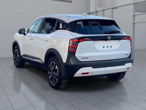 Aspen White Tri 2025 Nissan Kicks SV