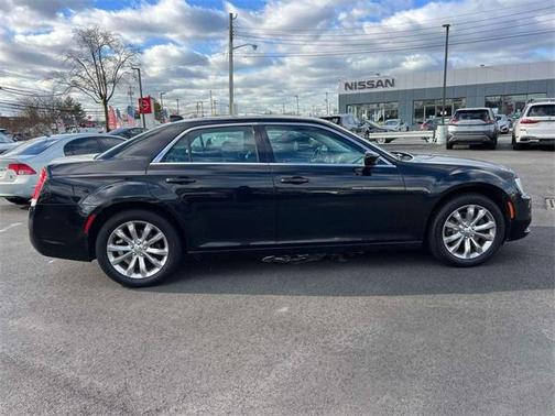 2018 Chrysler 300 Touring