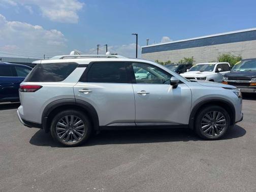 2022 Nissan Pathfinder SL 4WD