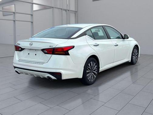 White 2023 Nissan Altima 2.5 SV