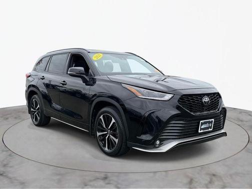 Midnight Black Metallic 2021 Toyota Highlander XSE