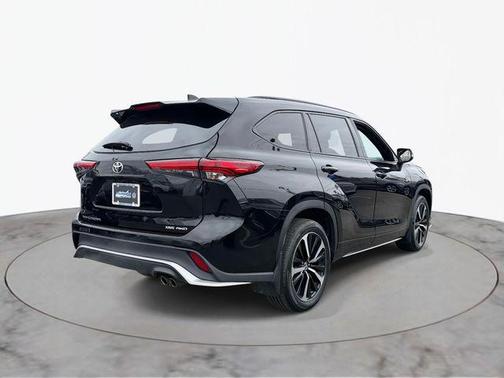 Midnight Black Metallic 2021 Toyota Highlander XSE