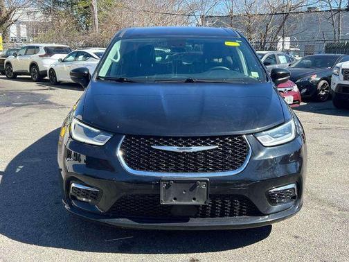 Brilliant Black Crystal Pearlcoat 2023 Chrysler Pacifica Touring-L