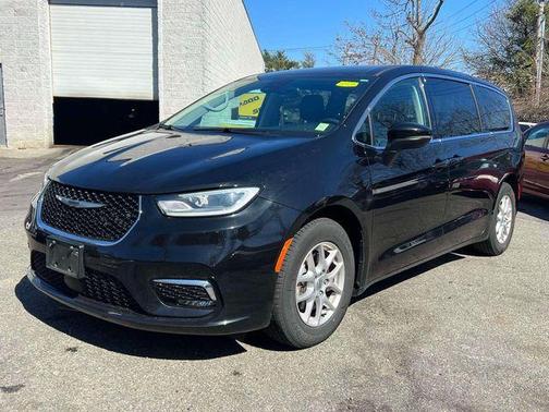 Brilliant Black Crystal Pearlcoat 2023 Chrysler Pacifica Touring-L