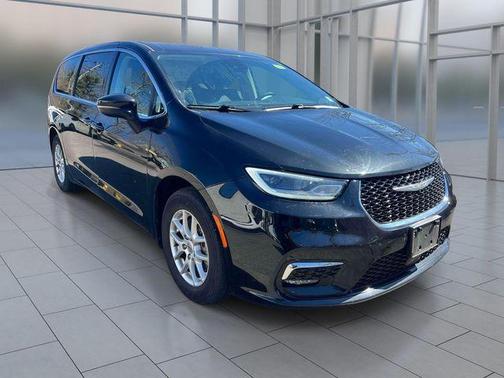 Brilliant Black Crystal Pearlcoat 2023 Chrysler Pacifica Touring-L