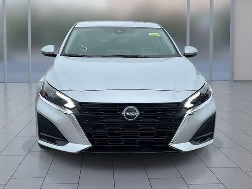 Brilliant Silver Metallic 2023 Nissan Altima 2.5 SL