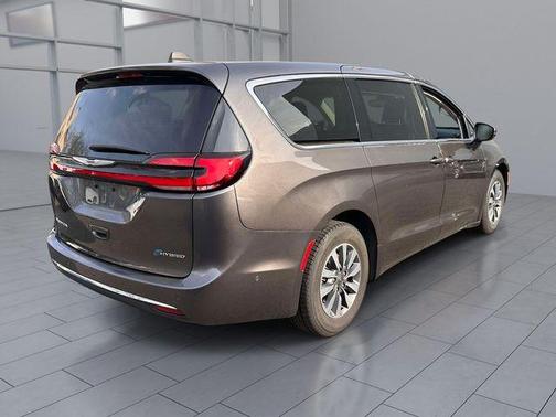 Crystal Metallic 2022 Chrysler Pacifica Hybrid Touring L