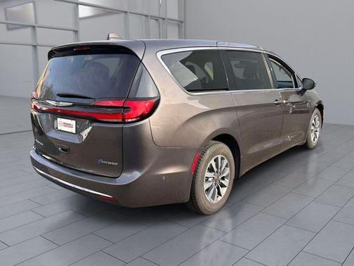 Crystal Metallic 2022 Chrysler Pacifica Hybrid Touring L