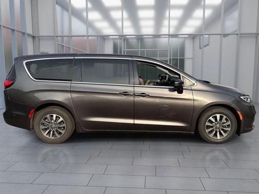 Crystal Metallic 2022 Chrysler Pacifica Hybrid Touring L