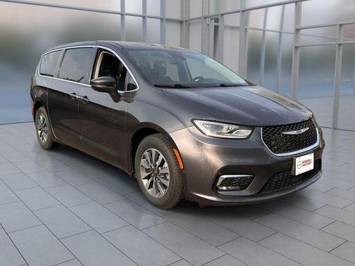 Crystal Metallic 2022 Chrysler Pacifica Hybrid Touring L