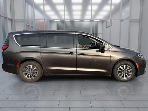 Crystal Metallic 2022 Chrysler Pacifica Hybrid Touring L