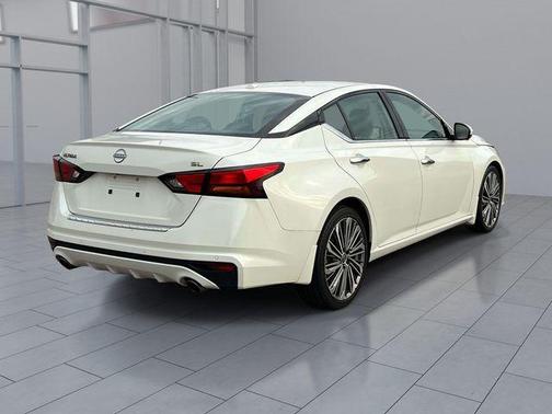 White 2023 Nissan Altima 2.5 SL