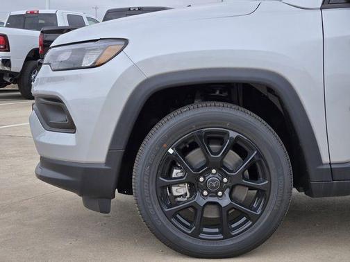 Silver Zynith 2026 Jeep Compass Latitude